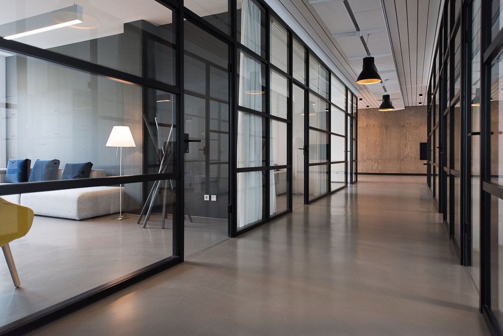 Kontor med glasväggar