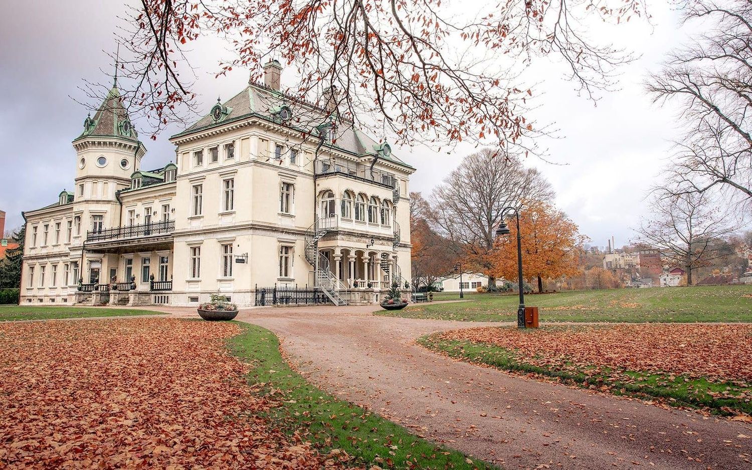 Herrgårdsvilla i park i Mölndal om hösten