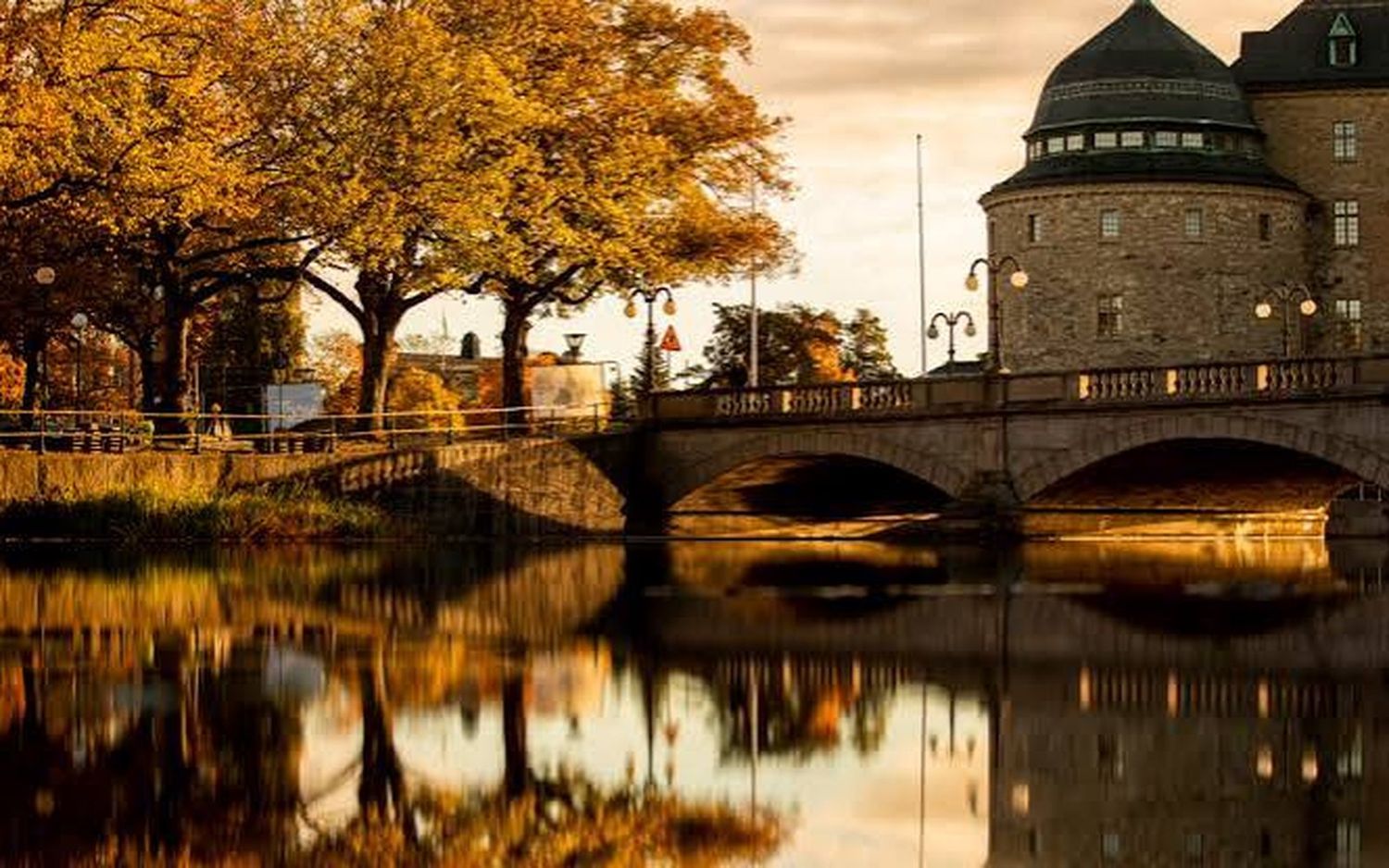 Örebro slott vid Svartån i höstfärger