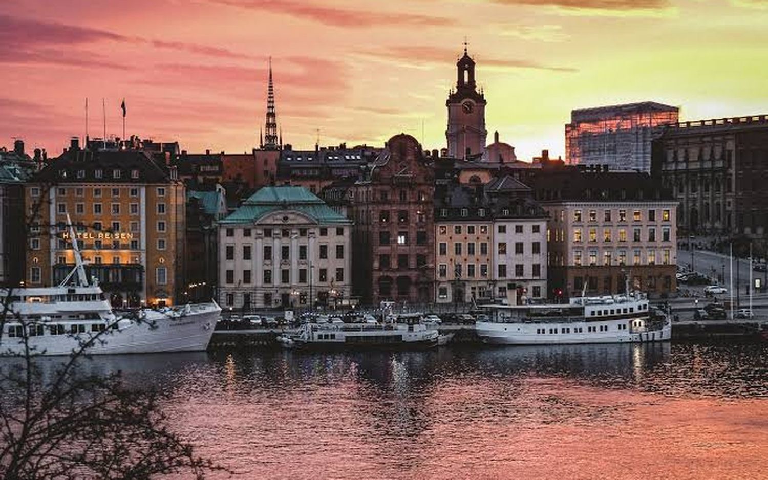 Gamla stan och Skeppsbron i Stockholm i kvällsljus