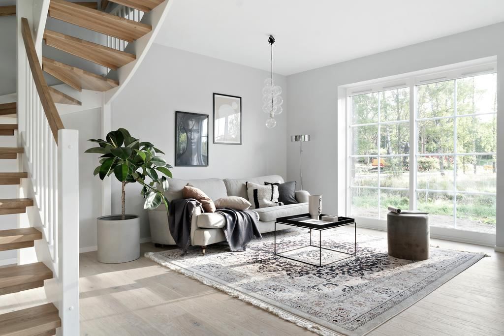 Ljust vardagsrum i en bostadsrätt
