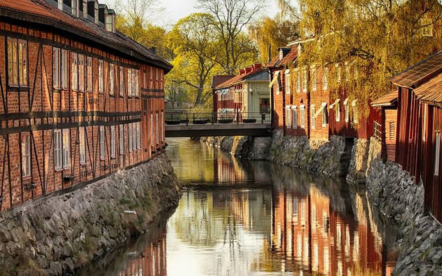 Äldre trähus längs en kanal i Västerås